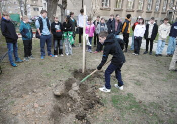 Sázení stromu žákovského parlamentu MZŠ