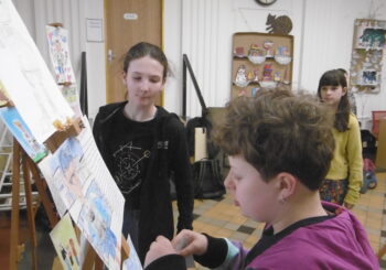 Instalování výstavy s Hurvínkem